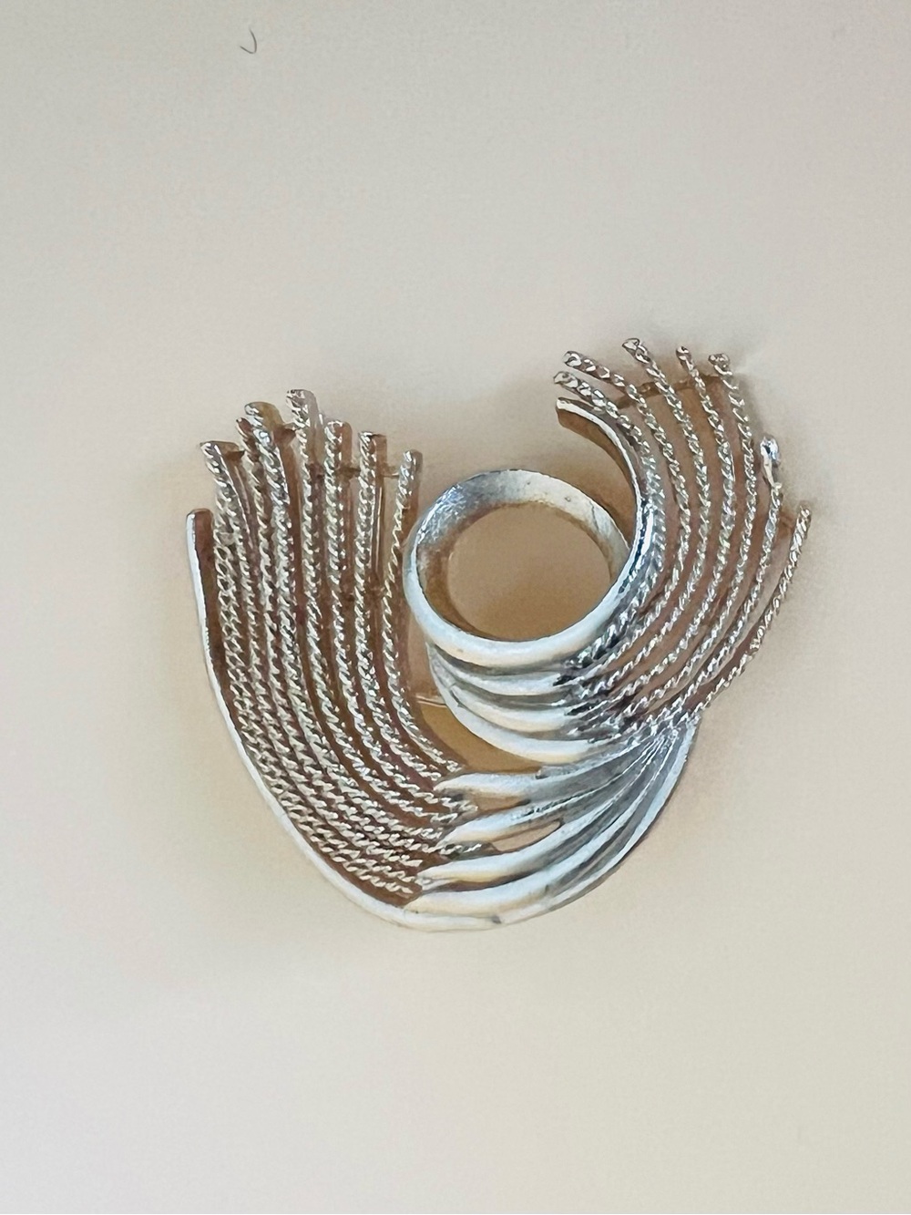 Vintage Lisner Gold Tone Brooch Pin Swirl Rope Fringe Twisted Wings